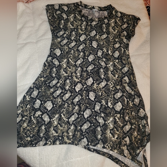 Kathryn Dresses & Skirts - Super cute Snake look dress